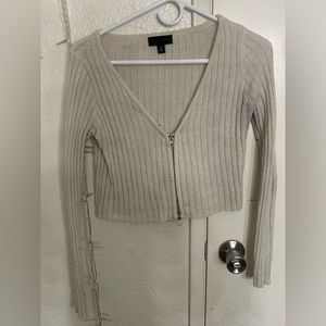 Worn multiple times supper pretty but very staticky